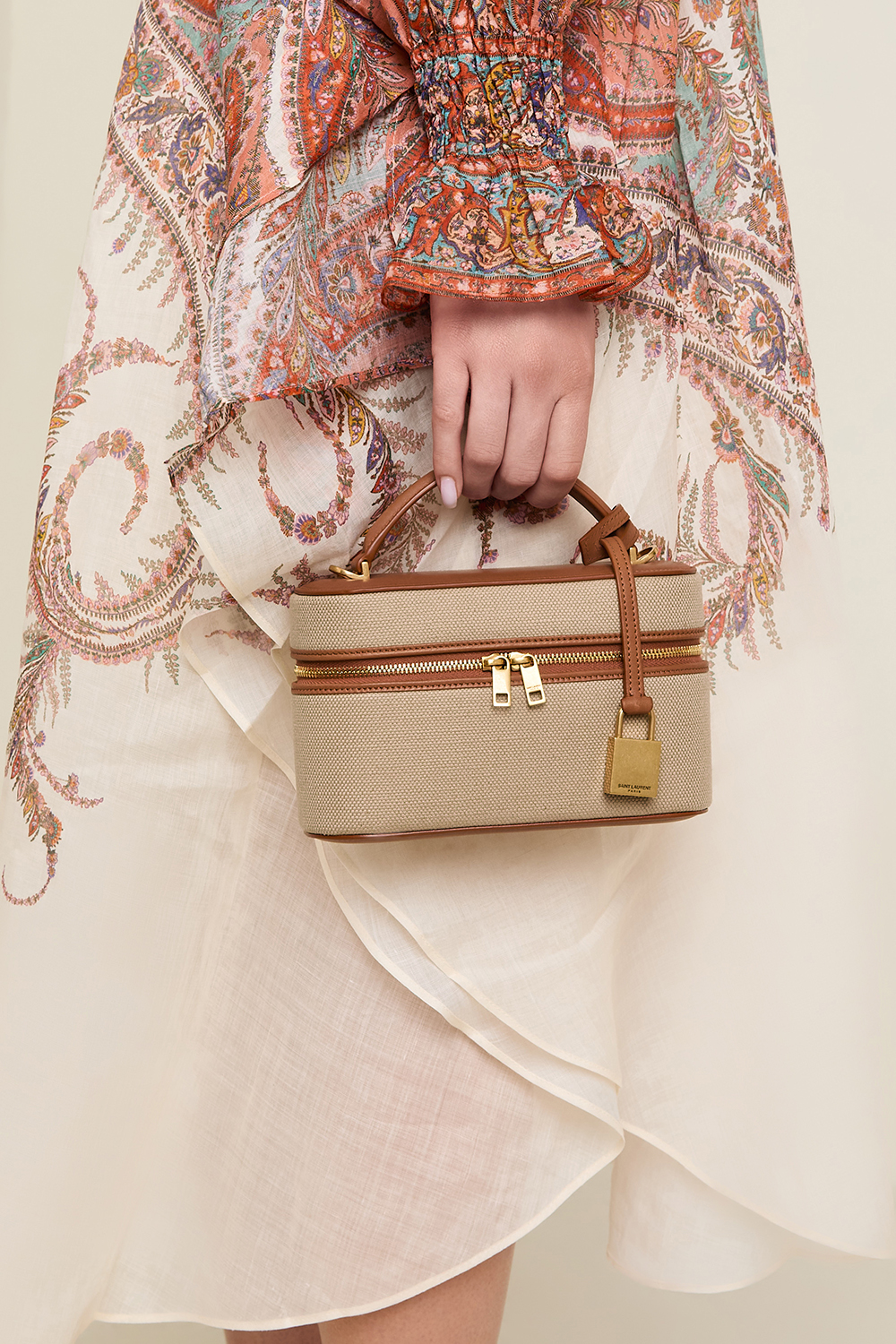 תמונת כל הלוק של תיק קרוסבודי